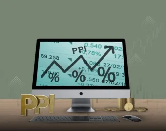 اسعار المنتجين ppi على شاشة حاسوب مع سهم مرتفع ومنخفض